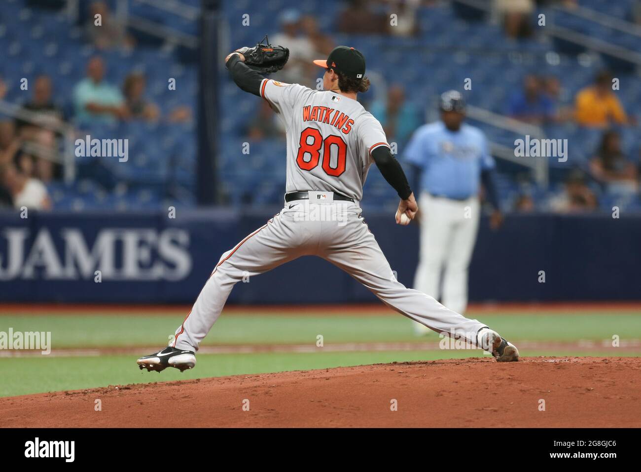 San Pietroburgo, Florida. USA; Baltimore Orioles Starting Pitcher Spenser Watkins (80) offre un campo durante una partita di baseball della Major League, lunedì 1 luglio Foto Stock