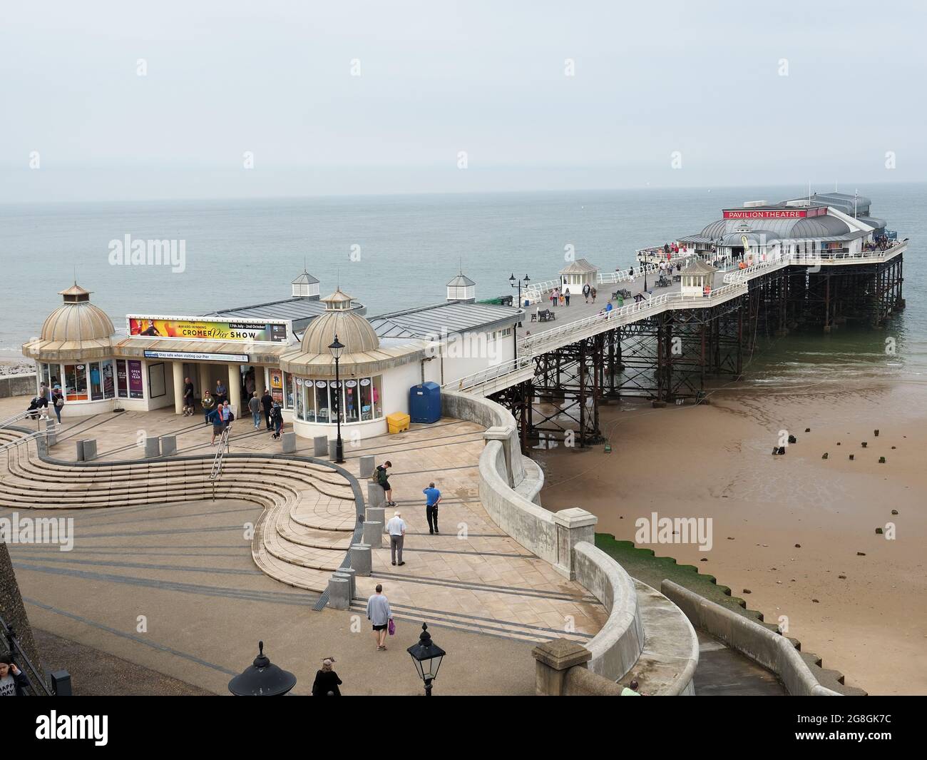 Vista verso il basso sul molo Cromer sulla costa nord del Norfolk nel Regno Unito Foto Stock