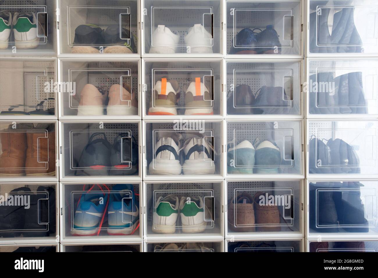 Collezione di diverse sneakers Scarpe da interno rack di sneakers amanti, perfetto luogo di stoccaggio elegante, idea moderna per decorazione calzature primo piano Foto Stock