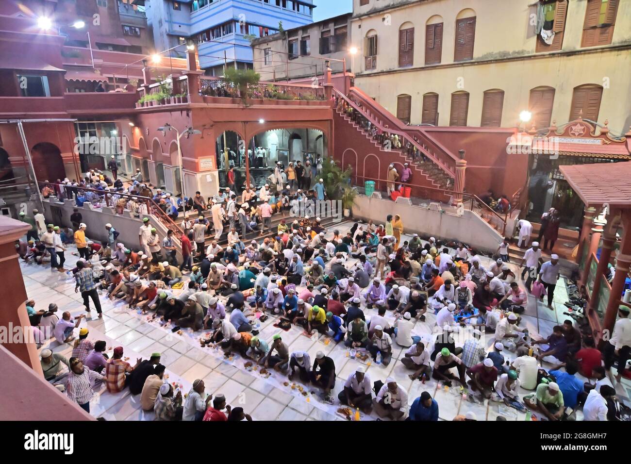 KOLKATA, BENGALA OCCIDENTALE, INDIA - 27 2019 MAGGIO : i musulmani rompono il loro digiuno lungo di giorno avendo cibo e bevande insieme, ha chiamato partito di Iftar a N Foto Stock