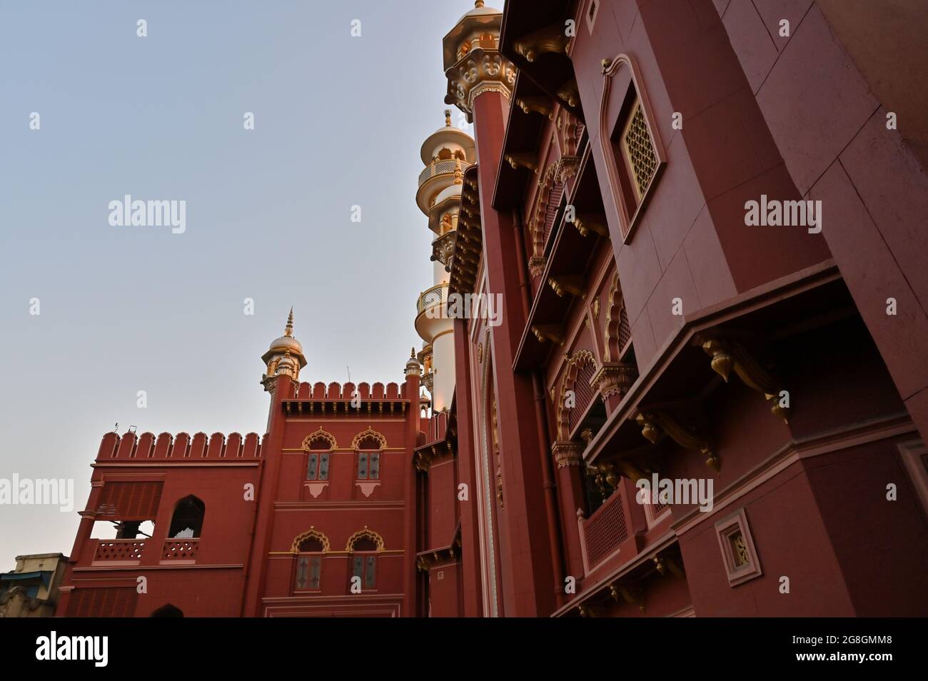 Bella architettura rossa coulured di Nakhoda Mashid nel centro di Kolkata. Questo luogo è famoso per la riunione della comunità musulmana per la celebrazione dell'Eid. Foto Stock