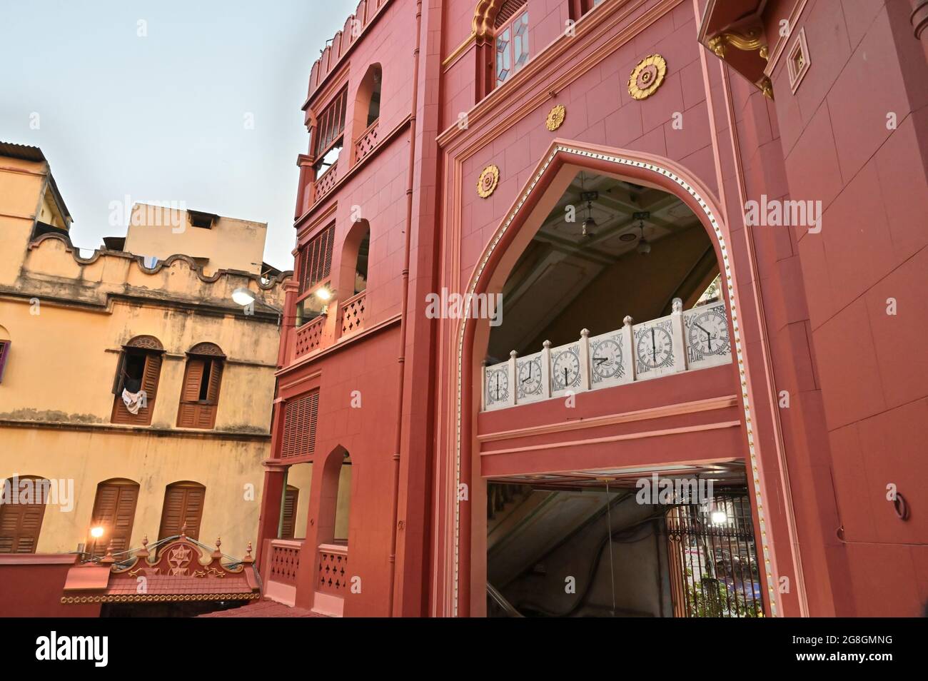 Bella architettura rossa coulured di Nakhoda Mashid nel centro di Kolkata. Questo luogo è famoso per la riunione della comunità musulmana per la celebrazione dell'Eid., Foto Stock