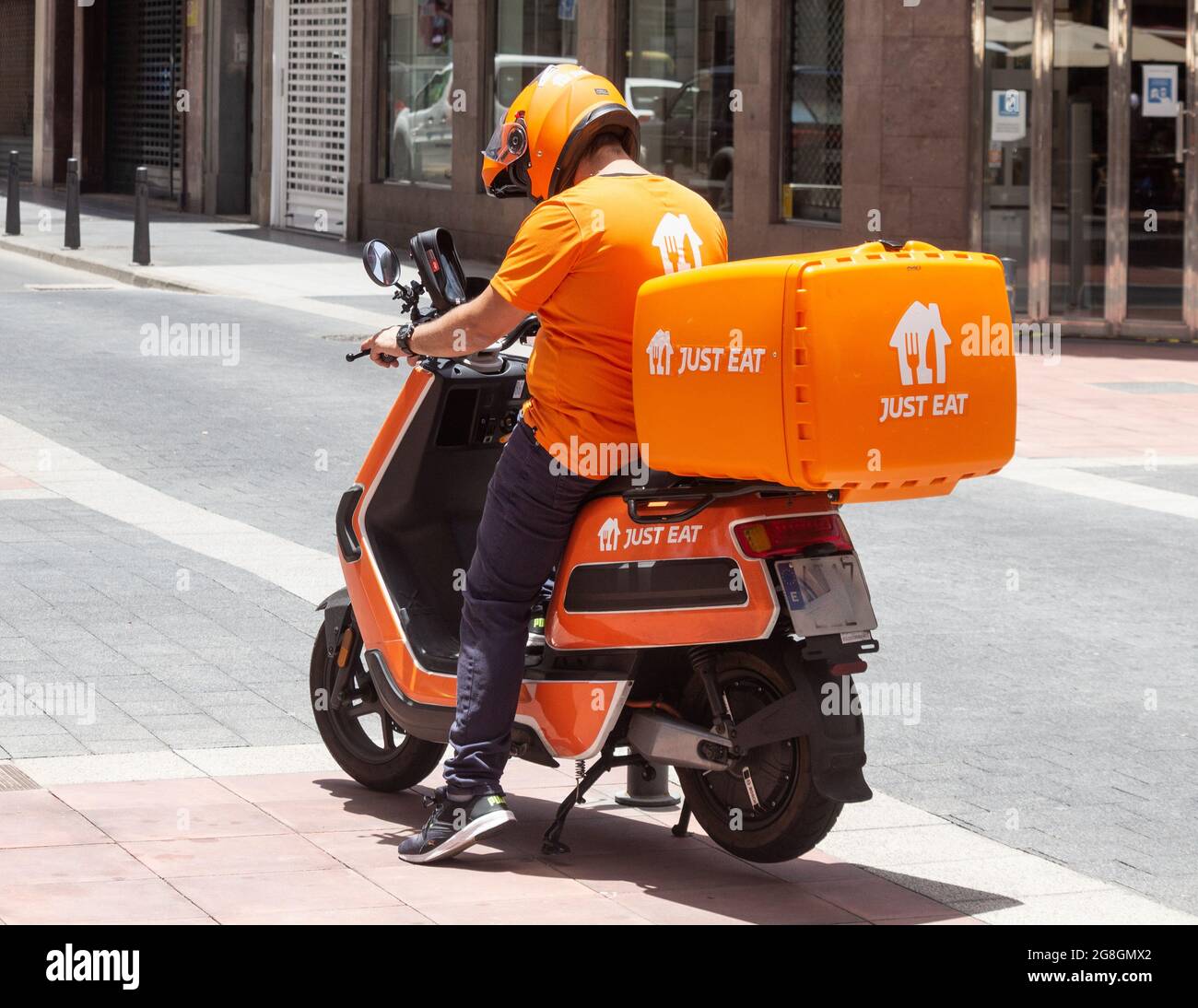 Basta mangiare pilota, corriere in moto, scooter in Spagna Foto Stock