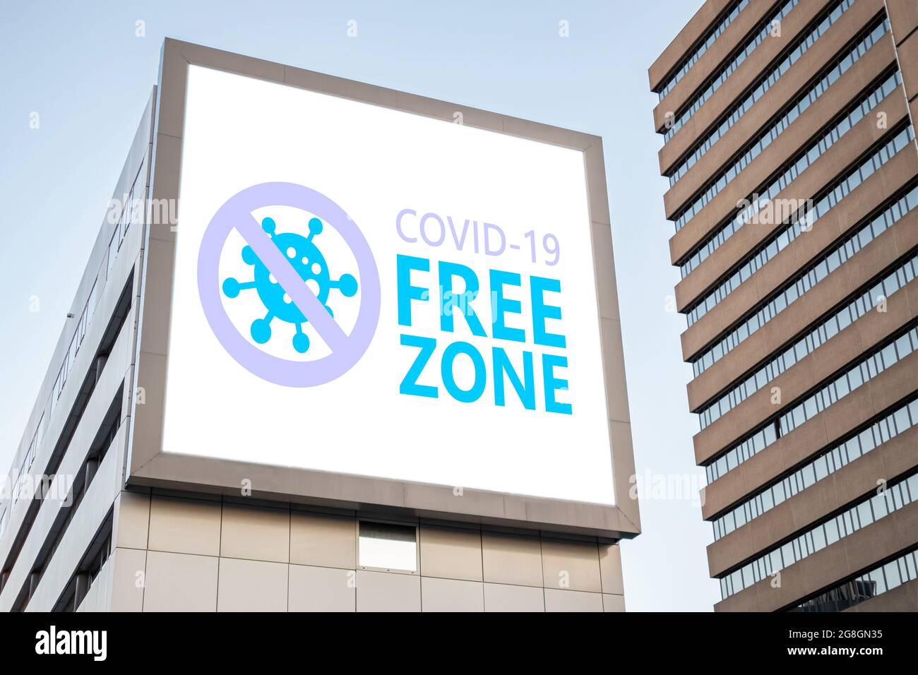 Cartello zona libera Covid. Etichetta di testo COVID 19 ZONA LIBERA sul cartellone, sfondo centro città. Aree disinfettate, concetto di solo vaccinazione Foto Stock