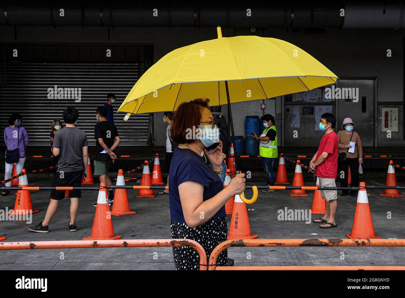 I residenti che indossano maschere facciali si allineano a distanza sociale mentre aspettano di fare un test Covid-19 a Wanhua. La CDC di Taiwan ha annunciato nuove linee guida per alleviare le restrizioni pandemiche. Foto Stock