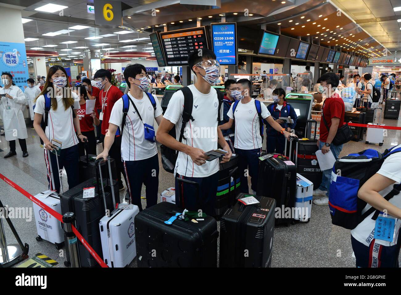 Taipei, Taiwan. 19 luglio 2021. La squadra nazionale parte da Taiwan per i Giochi Olimpici.i membri della squadra indossavano l'uniforme rossa, bianca e blu della squadra nazionale e le maschere di corrispondenza mentre si imbarcarono sul loro volo charter. Hanno viaggiato in un gruppo per evitare di entrare in contatto con altri, a causa della pandemia del Covid-19.Taiwan CDC ha annunciato nuove linee guida per alleviare le restrizioni pandemiche. (Immagine di credito: © Shih Hsun Chao/SOPA immagini via ZUMA Press Wire) Foto Stock