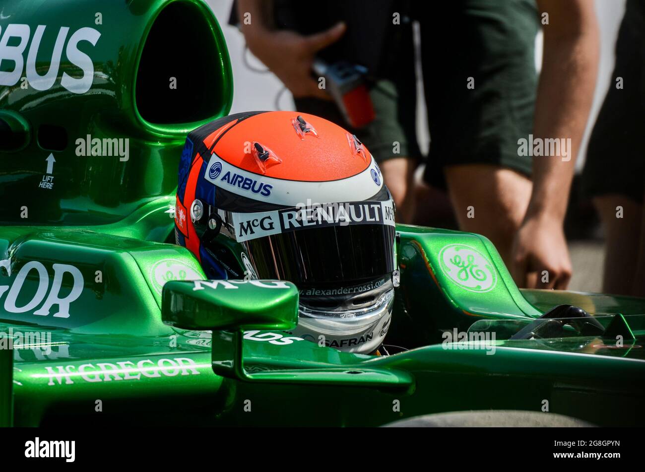 Alexander Rossi, pilota di corse, si prepara a guidare una vettura da corsa Caterham CT03 Grand Prix all'evento Goodwood Festival of Speed, nel Regno Unito, Visor Down Foto Stock