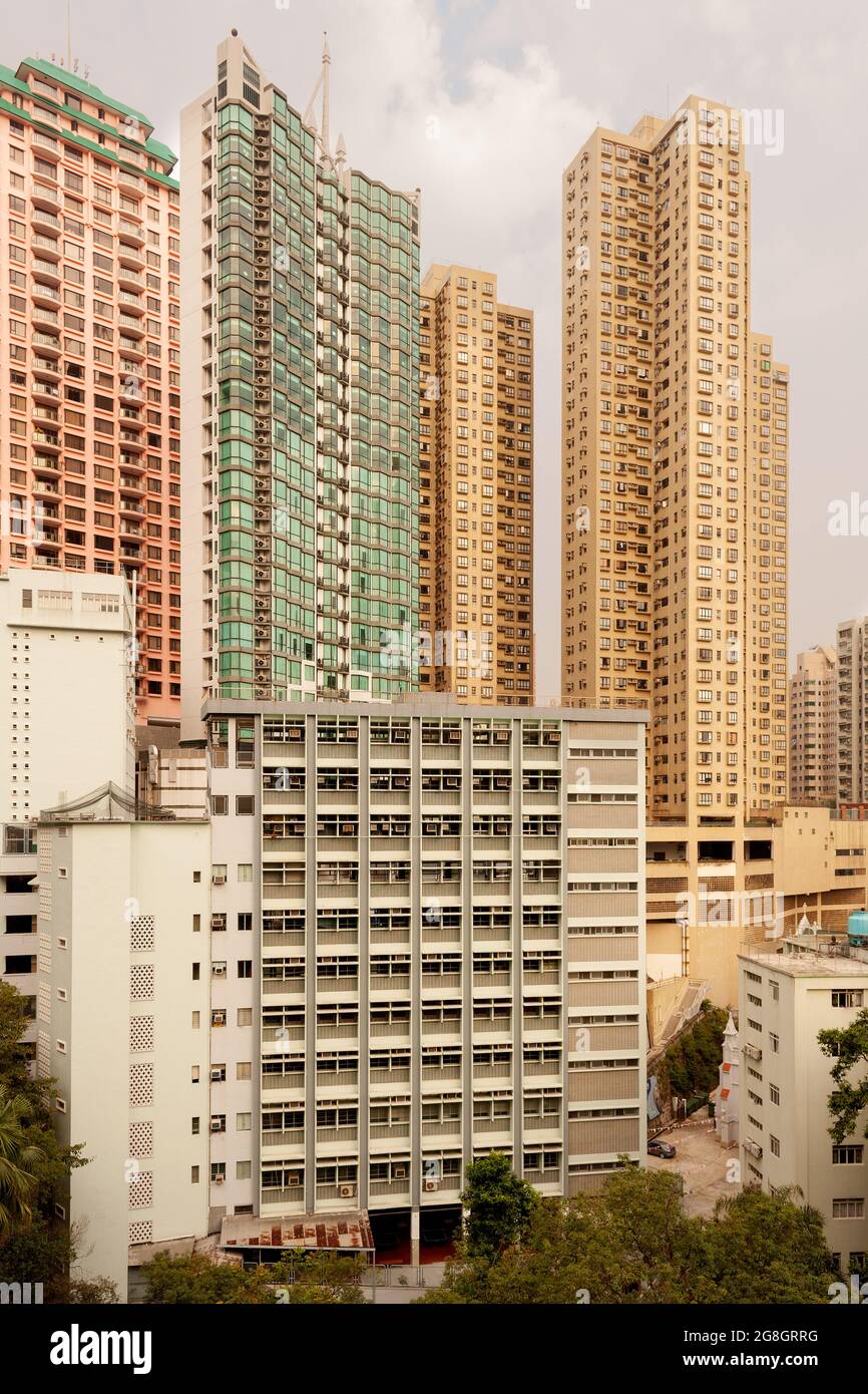 Skyline di alti grattacieli residenziali di appartamenti nel centro di Hong Kong. Foto Stock
