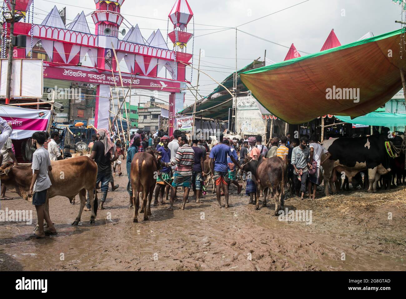 Dhaka, Bangladesh. 20 luglio 2021. Il popolo del Bangladesh si riunisce in un'area di mercato del bestiame senza distensione sociale davanti al festival musulmano Eid al-Adha o al 'Festival del sacrificio' in mezzo alla pandemia del covid-19. (Foto di Sazzad Hossain/SOPA Images/Sipa USA) Credit: Sipa USA/Alamy Live News Foto Stock