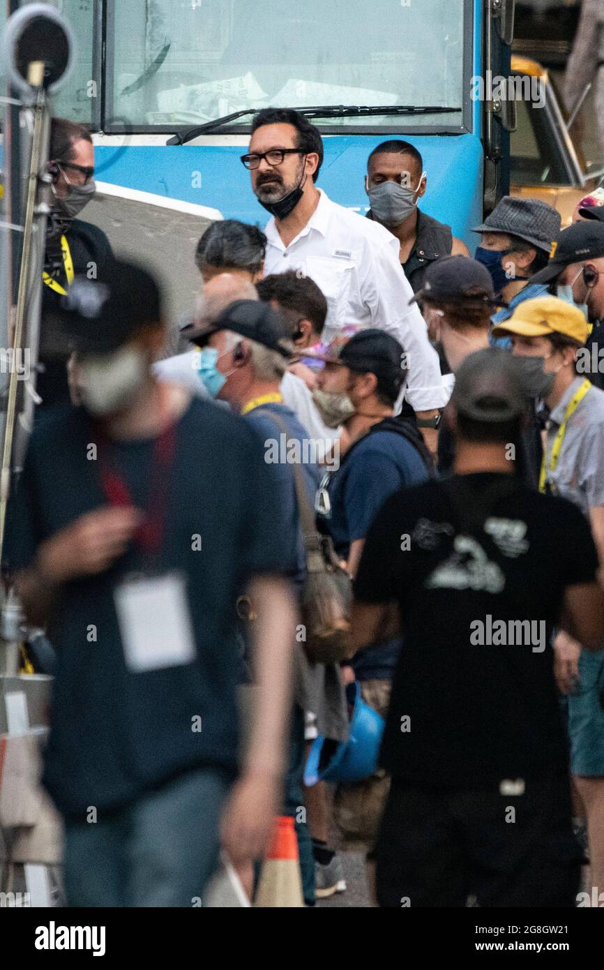 Glasgow, Scozia, Regno Unito. 20 luglio 2021. NELLA FOTO: Il produttore e regista di film, James Mangold visto in vetri bianchi e scuri visto tra le prese sul set. Girando sul set di Indiana Jones 5 nel centro di Glasgow, il campione d'incassi di Hollywood imposta Glasgow come New York City. Si può vedere una produzione completa, con un grande cast, produttori ed extra. Il centro della città è stato cambiato in modo che tutti i negozi e gli edifici assomiglia a 1959 America. Credit: Colin Fisher/Alamy Live News Foto Stock