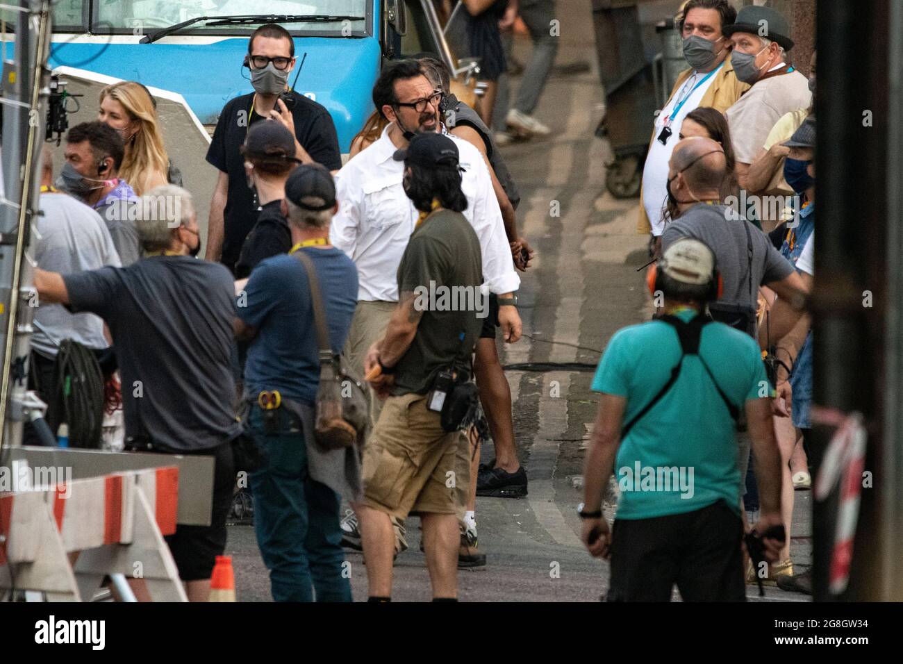 Glasgow, Scozia, Regno Unito. 20 luglio 2021. NELLA FOTO: Il produttore e regista di film, James Mangold visto in vetri bianchi e scuri visto tra le prese sul set. Girando sul set di Indiana Jones 5 nel centro di Glasgow, il campione d'incassi di Hollywood imposta Glasgow come New York City. Si può vedere una produzione completa, con un grande cast, produttori ed extra. Il centro della città è stato cambiato in modo che tutti i negozi e gli edifici assomiglia a 1959 America. Credit: Colin Fisher/Alamy Live News Foto Stock