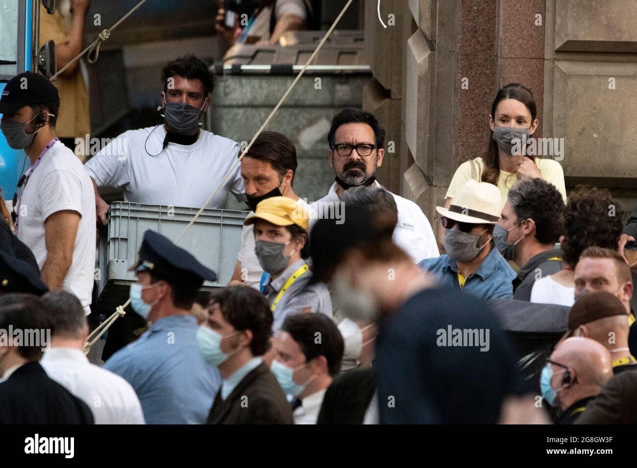 Glasgow, Scozia, Regno Unito. 20 luglio 2021. NELLA FOTO: Il produttore e regista di film, James Mangold visto in vetri bianchi e scuri visto tra le prese sul set. Girando sul set di Indiana Jones 5 nel centro di Glasgow, il campione d'incassi di Hollywood imposta Glasgow come New York City. Si può vedere una produzione completa, con un grande cast, produttori ed extra. Il centro della città è stato cambiato in modo che tutti i negozi e gli edifici assomiglia a 1959 America. Credit: Colin Fisher/Alamy Live News Foto Stock