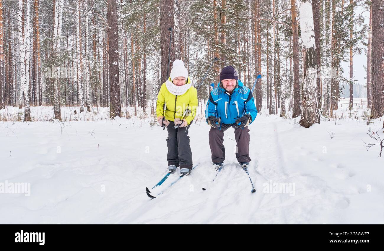 La coppia anziana felice è sci di fondo nella foresta innevata Foto Stock