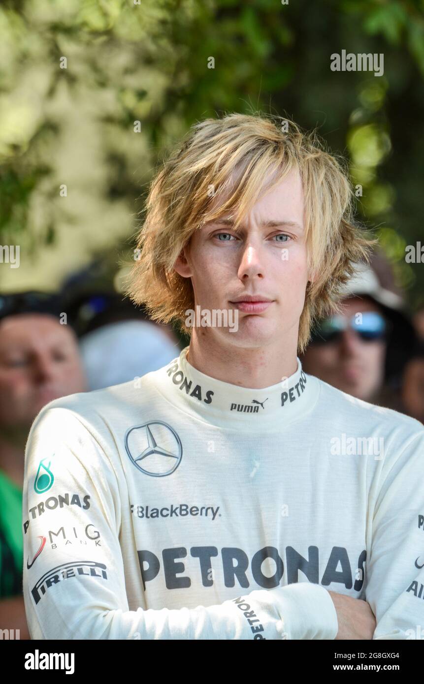 Brendon Hartley, pilota di corse di New Zealnd, si prepara a correre una macchina da corsa Mercedes all'evento Goodwood Festival of Speed nel Regno Unito. F1 e gara endurance Foto Stock