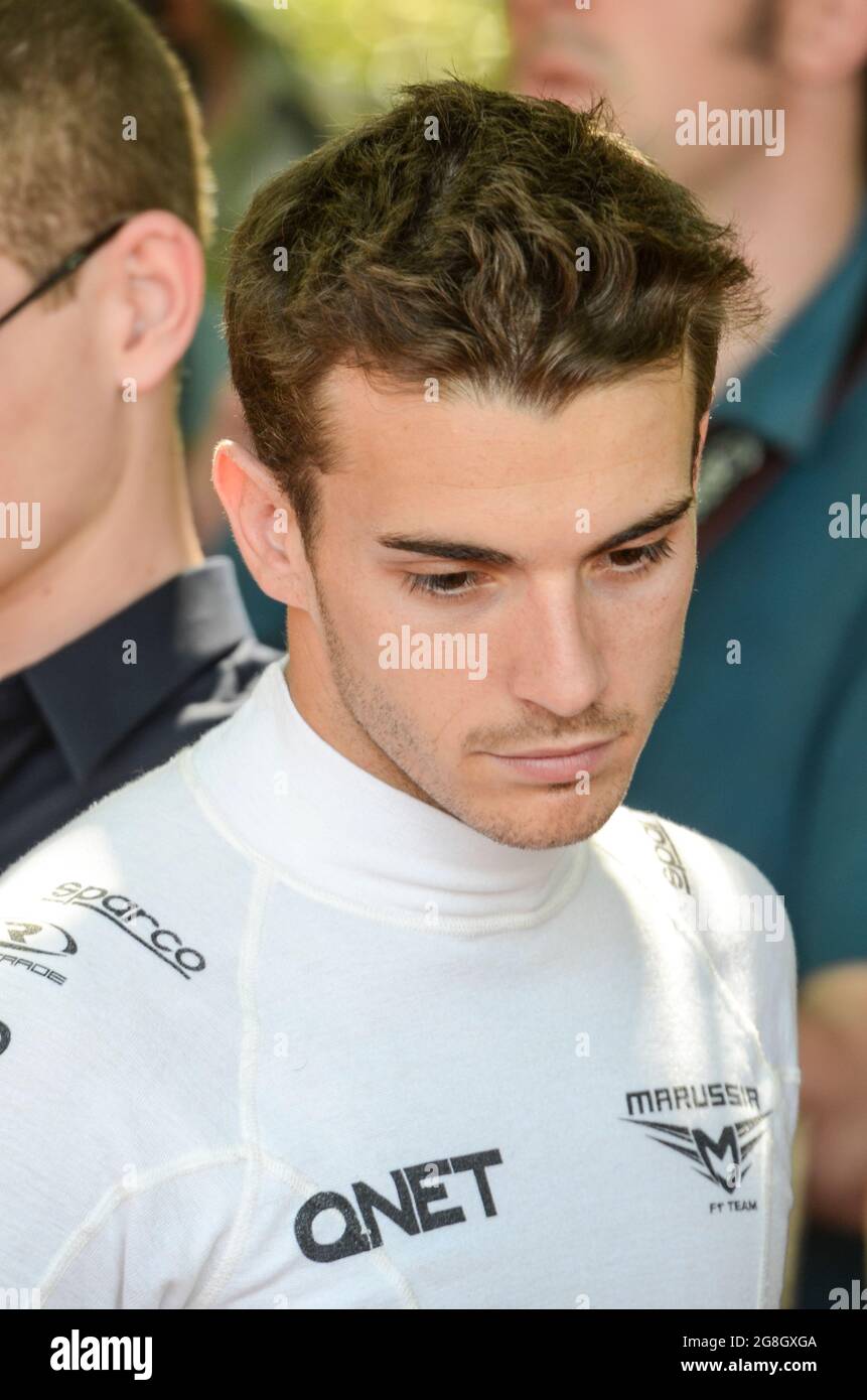 Jules Bianchi, pilota francese di corse automobilistiche che ha guidato per la Marussia F1 nel Campionato del mondo di F1. Il pilota del Gran Premio si prepara a correre a Goodwood Foto Stock