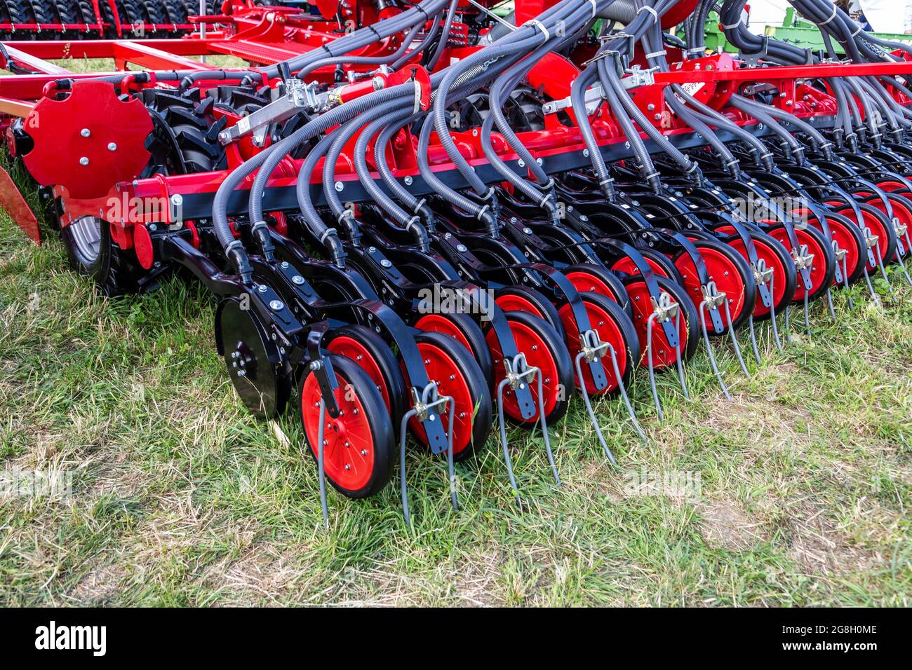 Russia, Regione Leningrado - Giugno 2019: Organi di lavoro per la semina. Macchine agricole, seminatrice Foto Stock