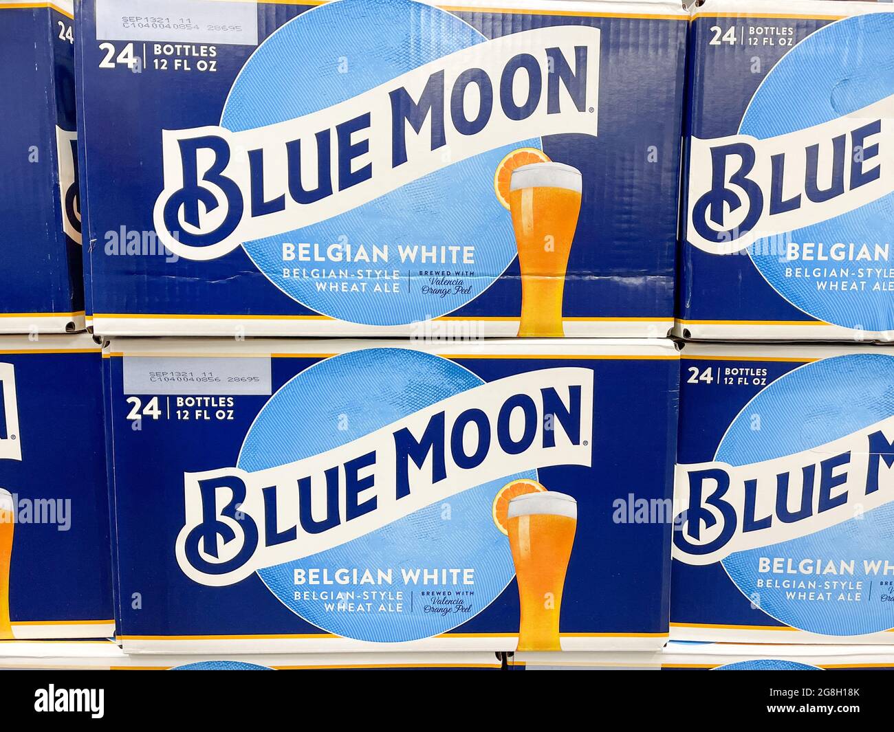 Orlando, FL USA - 18 luglio 2021: Casi di Blue Moon Belgian White Ale Beer in un negozio Sam's Club a Orlando, Florida. Foto Stock