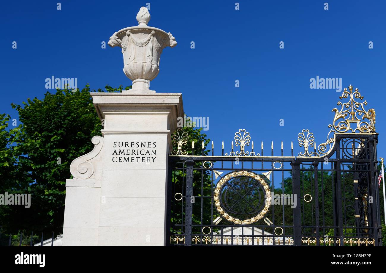 L'entrata al Cimitero Americano di Suresnes. Situato appena fuori Parigi, ricorda i membri del servizio americano che hanno perso la vita durante la guerra mondiale Foto Stock