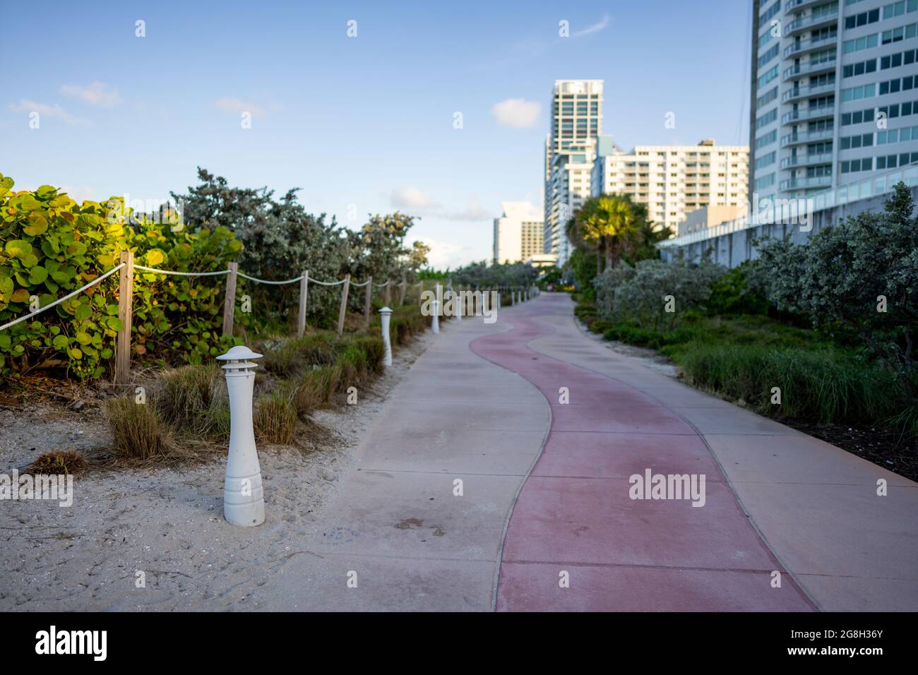 Passeggiata di Miami Beach vicino alle dune atlantiche Foto Stock