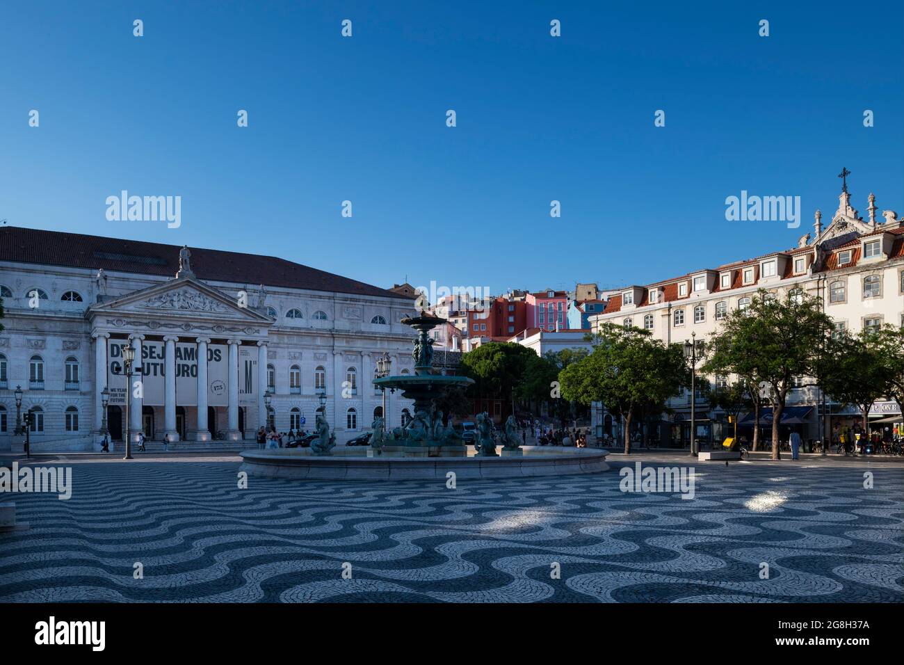 Lisbona, Portogallo - 16 luglio 2021: Veduta di Piazza Rossio (Praca do Rossio), nel centro della città di Lisbona, Portogallo. Foto Stock