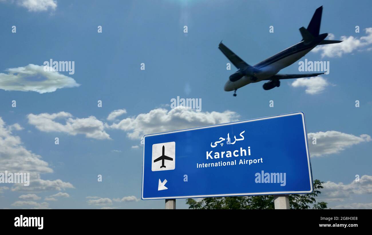 Atterraggio di silhouette di aeroplano a Karachi, Pakistan. Arrivo in città con cartello con la direzione dell'aeroporto internazionale e cielo blu. Viaggio, viaggio e trasporto Foto Stock