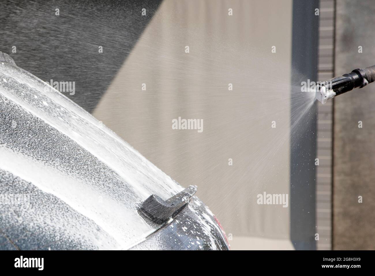 Autolavaggio. Il processo di lavaggio di un'auto con schiuma attiva sotto  pressione. Autolavaggio manuale self-service. Concetto di cura dell'auto  Foto stock - Alamy