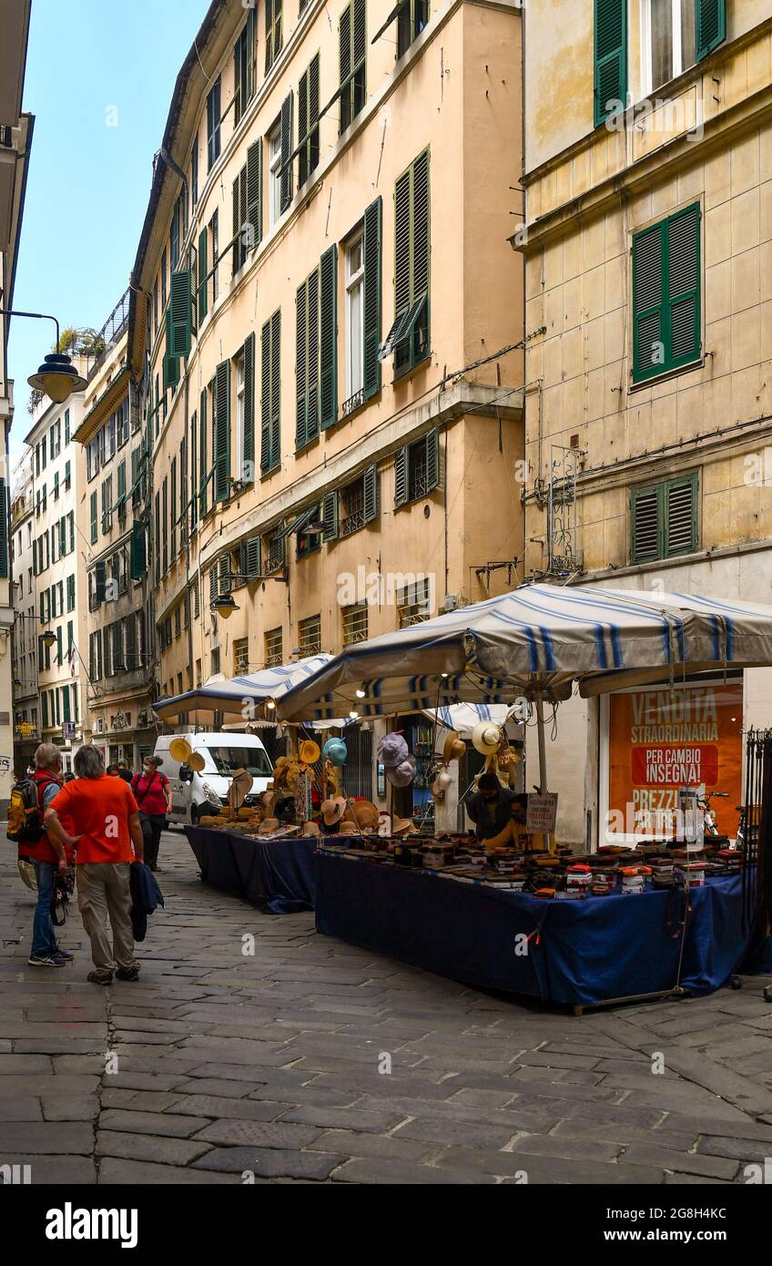 Mercato di strada in Piazza di Soziglia nel centro storico con bancarelle  che vendono cappelli in vimini e accessori in pelle in estate, Genova,  Liguria, Italia Foto stock - Alamy