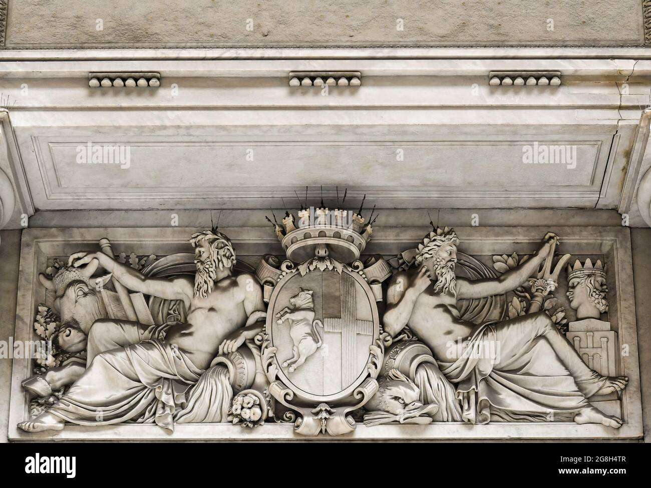 Primo piano di uno stemma che contiene i simboli delle città di Genova e Torino sulla façade di Palazzo Bendinelli Sauli, Genova, Liguria, Italia Foto Stock