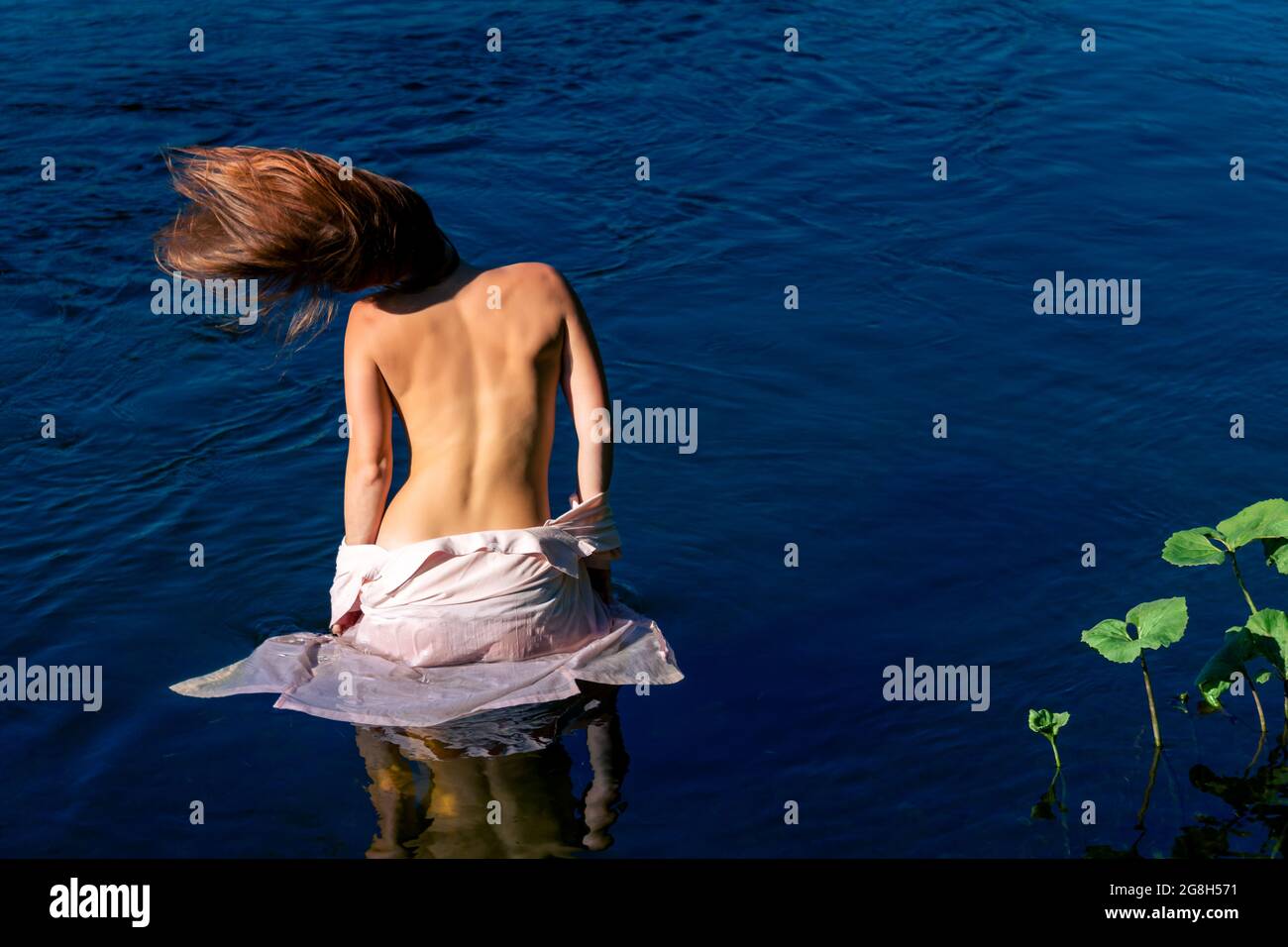 giovane donna che nuota nel fiume senza costume da bagno in una giornata  calda Foto stock - Alamy