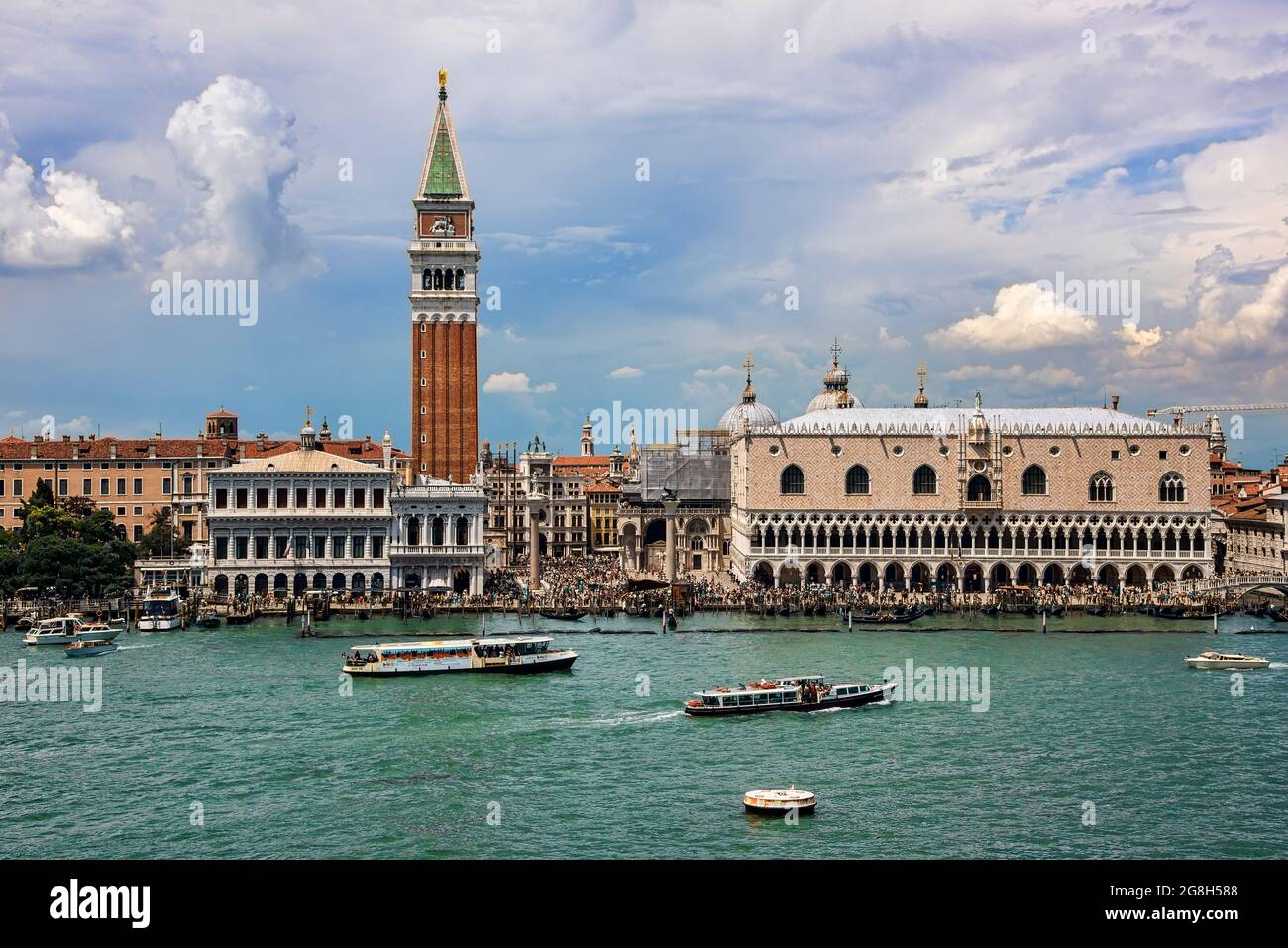 Venezia, Italia - 13 giugno 2016: Barche e turisti riempiono il porto vicino a Piazza San Marco, spesso conosciuta come Piazza San Marco. Foto Stock