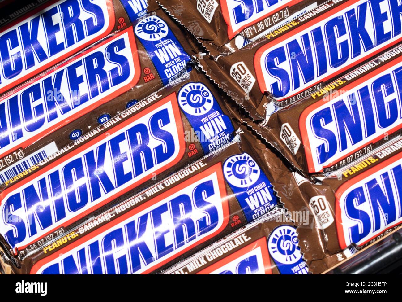 Houston, Texas USA 05-17-2020: Barre di Snickers in involucri allineati su un angolo in file, formato piatto. Dolciumi al cioccolato prodotti da Mars Inc Foto Stock