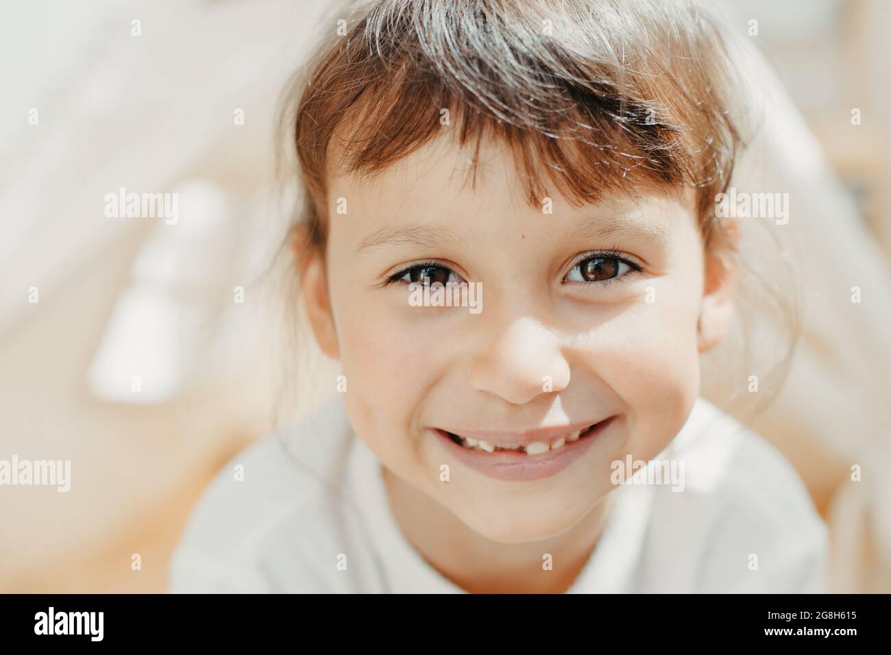 Ritratto di sei anni ragazza carina con sorriso senza denti Foto Stock