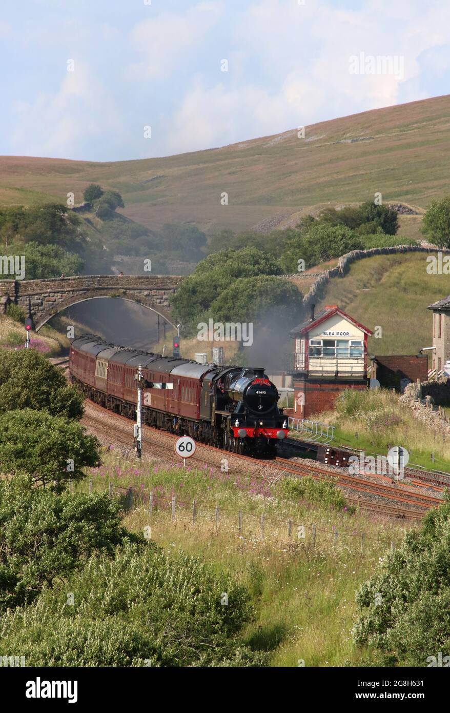 Jubilee ha conservato il loco Leander trasportando il treno speciale Dalesman passando Blea Moor Signal Box sulla famosa linea ferroviaria di Carlisle, il 20 luglio 2021 Foto Stock