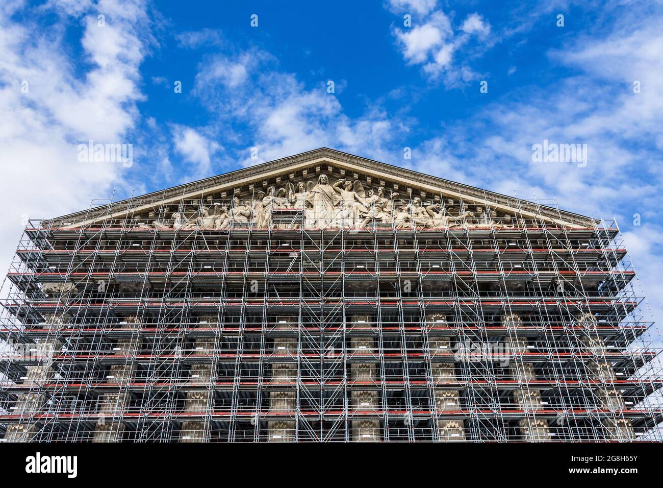 La Madeleine chiesa avvolta in ponteggi per grandi lavori di ristrutturazione e pulizia - Parigi, Francia. Foto Stock