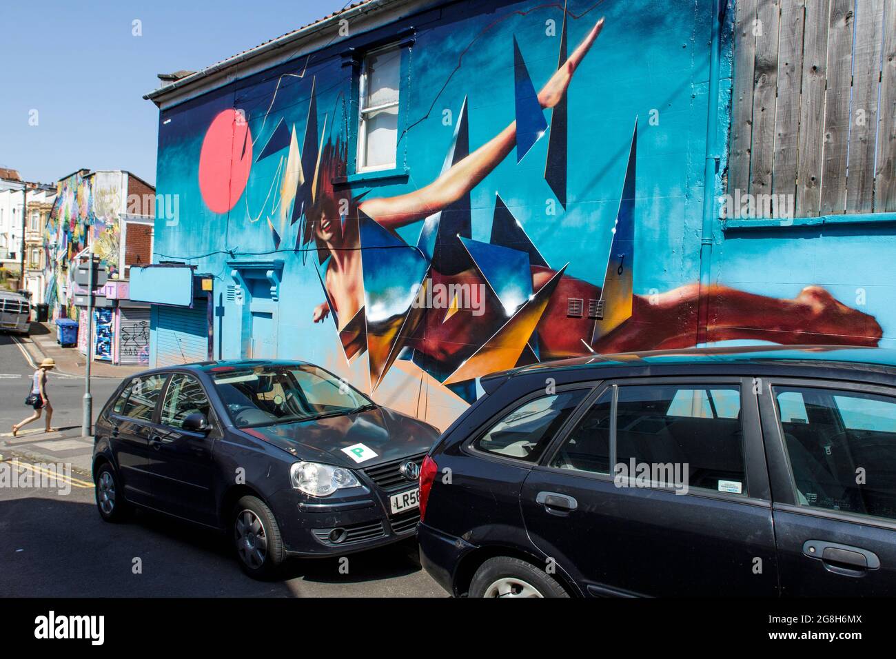 Bristol, Regno Unito, 20 luglio 2021. Con la cancellazione di questo festival di anni a causa della pandemia di Covid, il team Upfest aveva deciso di Passi pure con un progetto per dipingere 75 pareti in 75 giorni. Con molte delle pareti completate, gli organizzatori si sono svegliati lunedì per scoprire che molti dei nuovi murales erano stati vandalizzati nel corso del fine settimana. Nella foto è raffigurata una delle nuove opere d'arte create per il progetto delle pareti del 75. Credit: Lynchpics/Alamy Live News Foto Stock