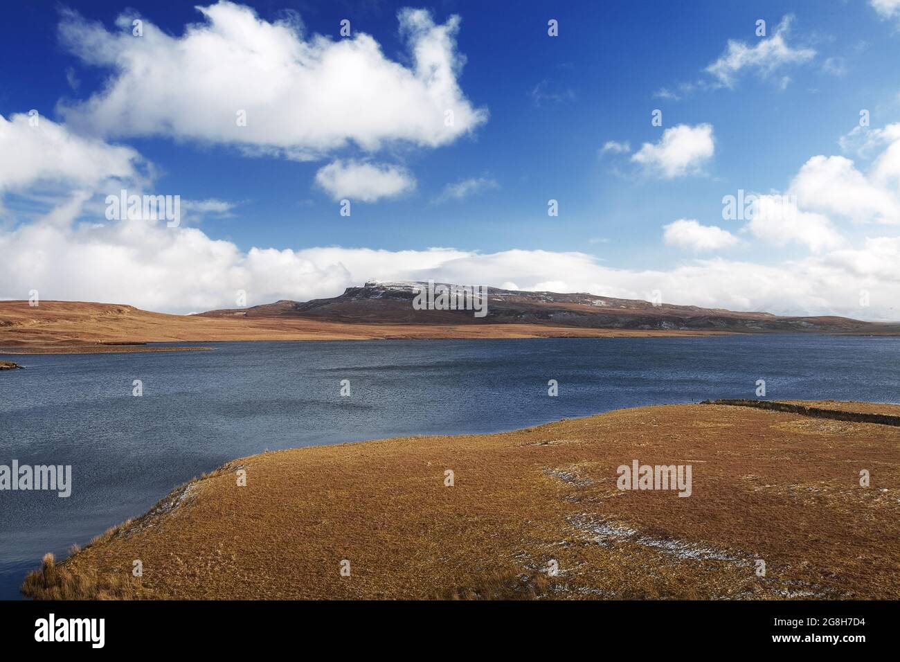 Vista panoramica di Loch Leathen vicino al famoso marchio di terra Old Man of Storr nell'Isola di Skye, Scozia - Regno Unito. Foto Stock