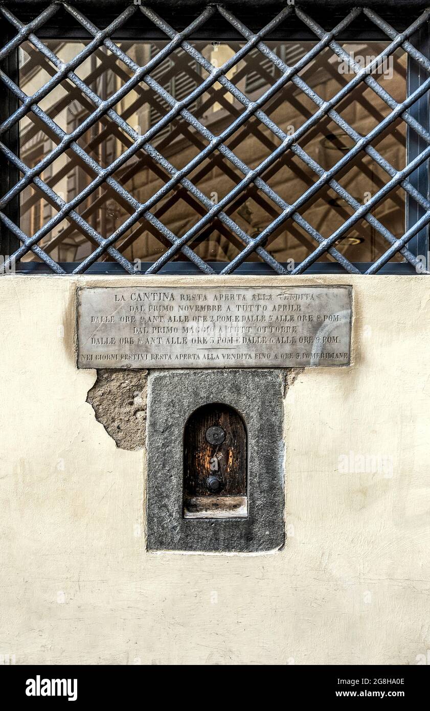 Finestra del vino o buchetta del vino, incastonata nel lato di un edificio secolare, usato in passato per vendere vino, a Firenze, Toscana, Italia. Foto Stock