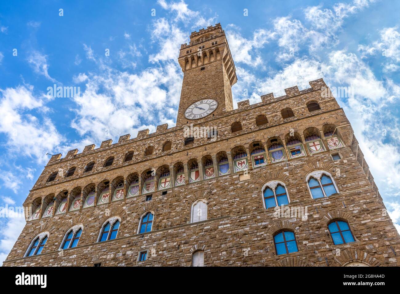 La facciata di Palazzo Vecchio, con la Torre di Arnolfo detta anche 'la Martinella, e stemma, centro di Firenze, Toscana, Italia. façade Foto Stock