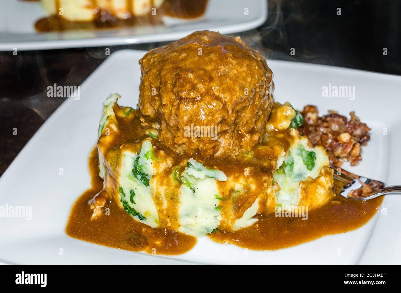 Cibo tipico olandese, un piatto di polpette (gehaktballen) servito con purè di patate Foto Stock