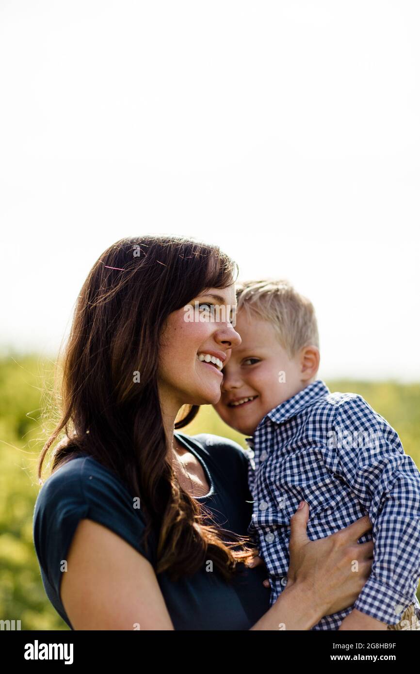 Primo piano di Mother & Son a Wildflower Field Foto Stock