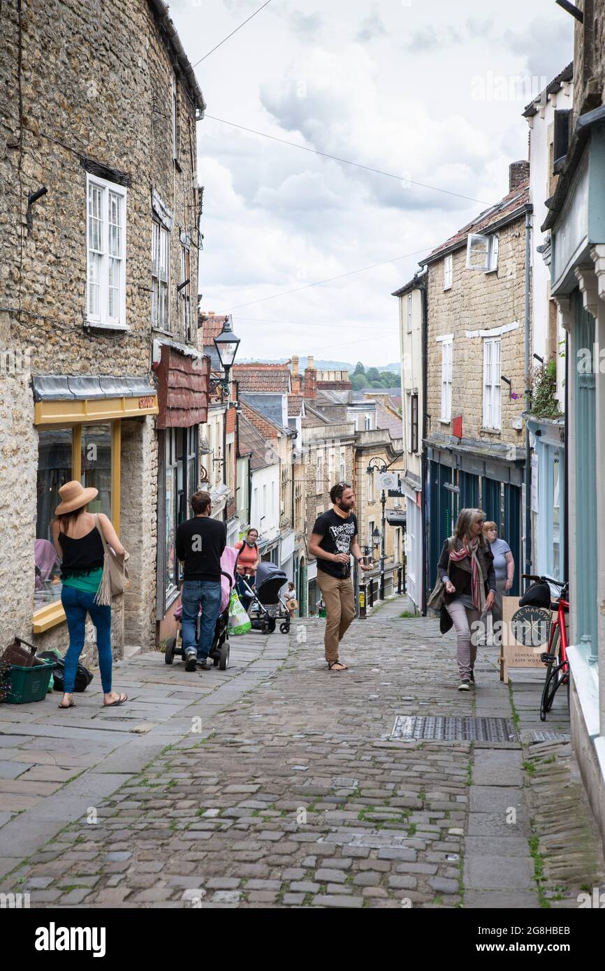 Catherine Hill, una strada pedonale su una ripida collina nella piccola città inglese di Frome, Somerset, UK Foto Stock