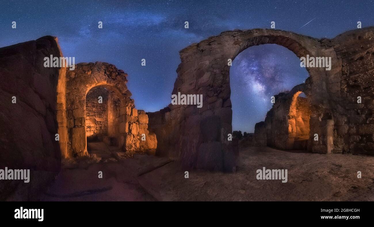 Arco di via lattea su costruzione antica, paesaggio notturno Foto Stock