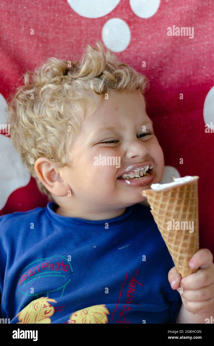 ragazzo di 2 anni con gelato in mano Foto Stock