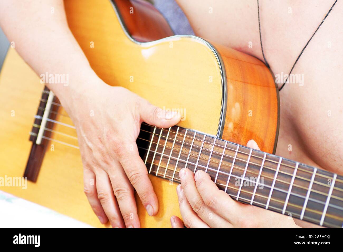 Un uomo di 45 anni suona la chitarra Foto Stock