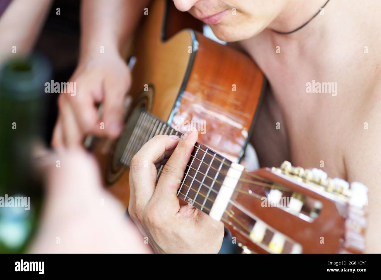 Un uomo di 45 anni suona la chitarra Foto Stock