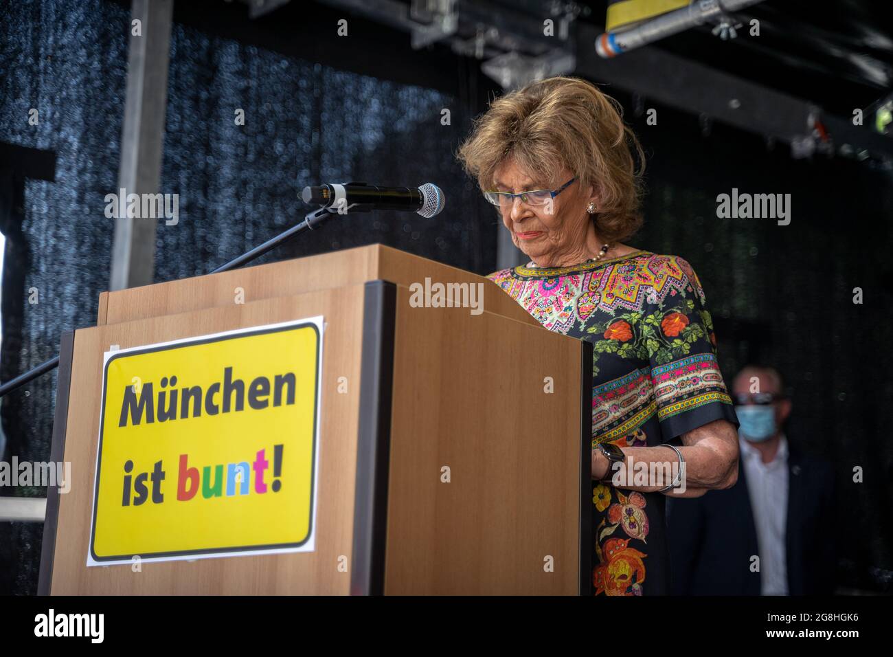 Charlotte Knoboch bei Kundgebung gegen Antisemitismo. Unter dem motto 'Gegen jeden Judenhass. Gemeinsam für Jüdisches Leben in München' fand am 18.06.2021 eine vom Verein 'ünchen ist bunt' organisierte Kundgebung in München statt. Unterstützt wurde das ganze von vielen Prominenten Münchens Oberbürgermeister Dieter Reiter, Kabarettist Christian Springer und Charlotte Knobloch, der Präsidentin der Israelischen Kultusgemeinde Münchens. (Foto di Alexander Pohl/Sipa USA) Credit: Sipa USA/Alamy Live News Foto Stock