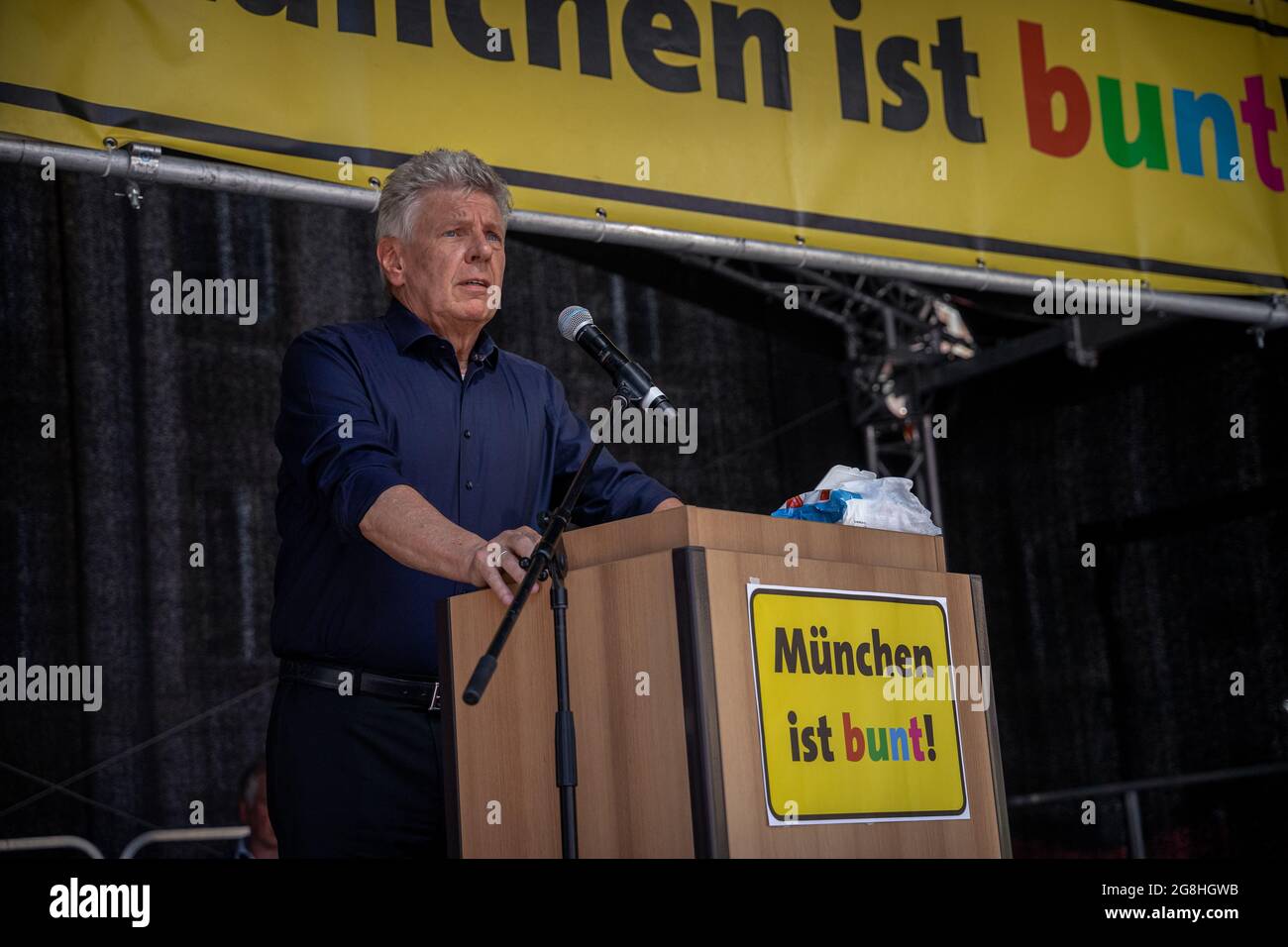 Dieter Reiter bei Kundgebung gegen Antisemitismo. Unter dem motto 'Gegen jeden Judenhass. Gemeinsam für Jüdisches Leben in München' fand am 18.06.2021 eine vom Verein 'ünchen ist bunt' organisierte Kundgebung in München statt. Unterstützt wurde das ganze von vielen Prominenten Münchens Oberbürgermeister Dieter Reiter, Kabarettist Christian Springer und Charlotte Knobloch, der Präsidentin der Israelischen Kultusgemeinde Münchens. (Foto di Alexander Pohl/Sipa USA) Credit: Sipa USA/Alamy Live News Foto Stock