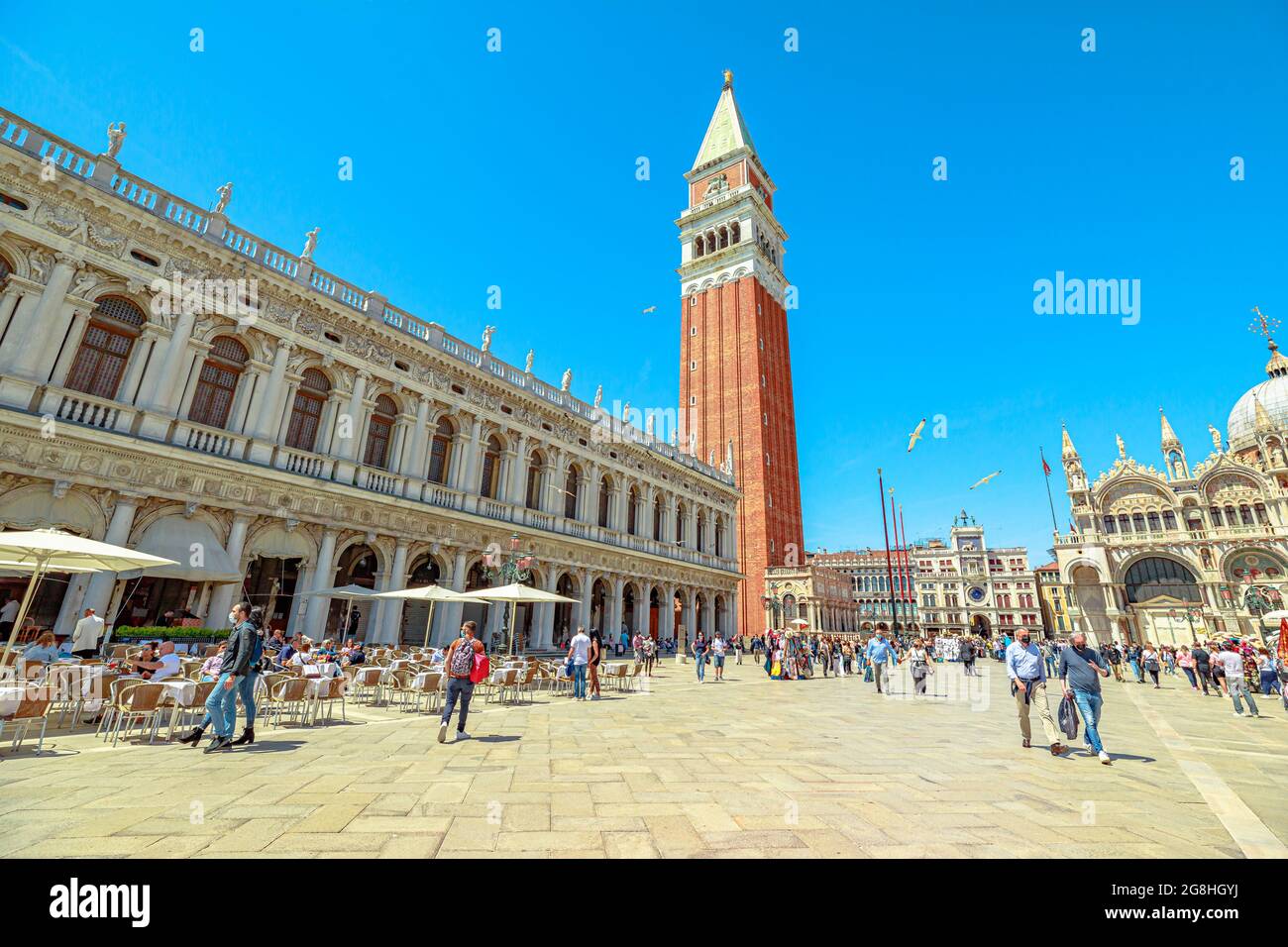 Venezia, Italia - 9 maggio 2021: Campanile e leone di San Marco in Piazza San Marco a Venezia con Basilica di San Marco. Persone con Foto Stock