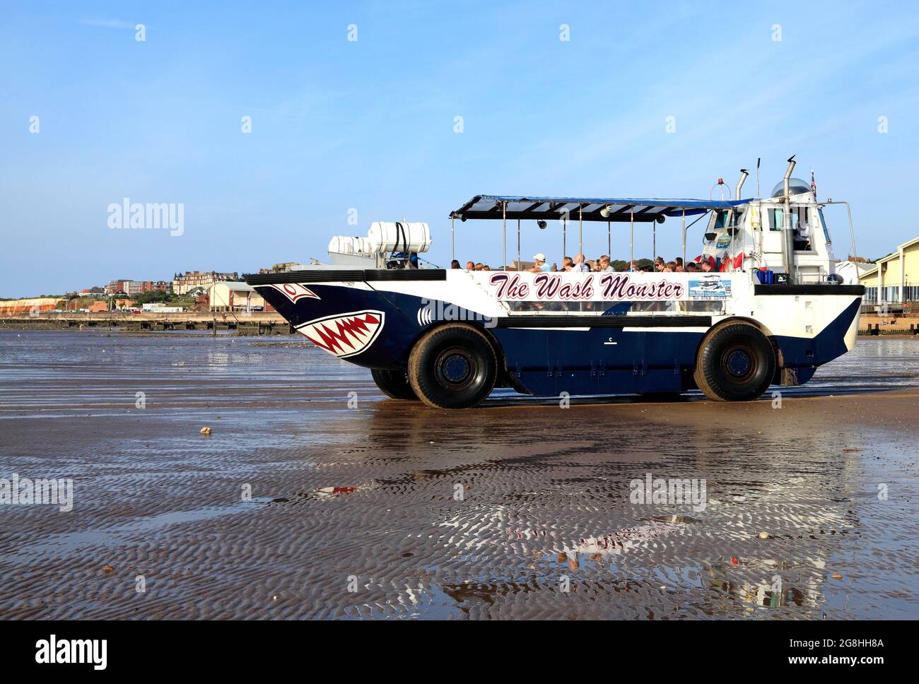Il Monster di lavaggio, entrando in mare, barca da diporto, viaggi, passeggeri, Hunstanton Beach, Norfolk, Inghilterra, Regno Unito Foto Stock