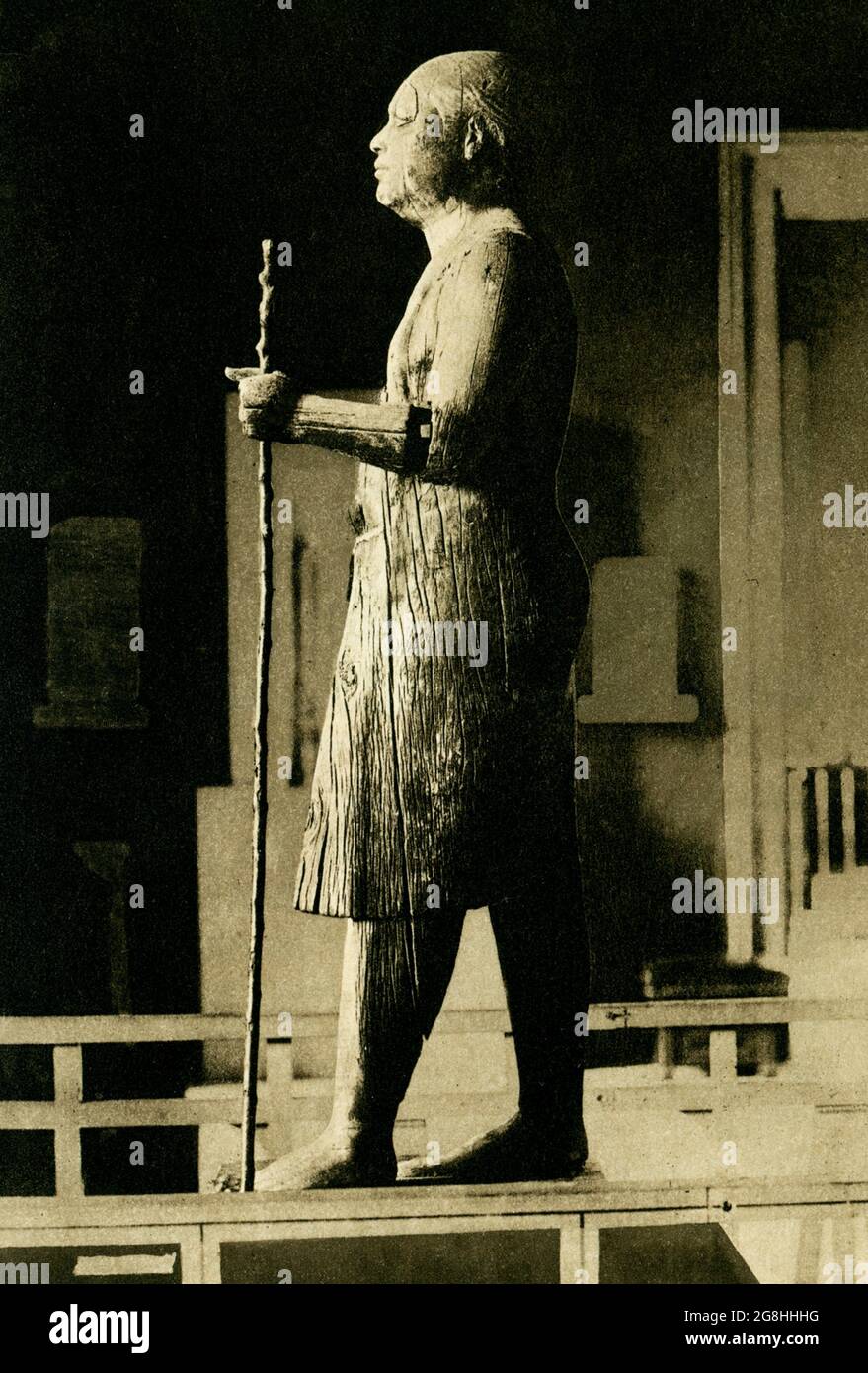 Sheikh Beled al Museo di Giza. La scultura raffigura il sacerdote Ka-Aper. Sheikh el-Beled significa capo villaggio. La scultura porta questo nome come i lavoratori che hanno scavato fuori pensiero che avevano trovato il loro capo villaggio recentemente deceduto. Kaaper o Ka'aper, conosciuto anche come Sheikh el-Beled, fu un antico scriba e prete egiziano che visse tra la fine della IV dinastia e la prima della 5a dinastia (circa 2500 a.C.). Nonostante il suo grado non fosse tra i più alti, è ben noto per la sua famosa statua in legno. La sua mastaba fu scoperta da Auguste Mariette nella necropoli di Saqqara, Just nort Foto Stock